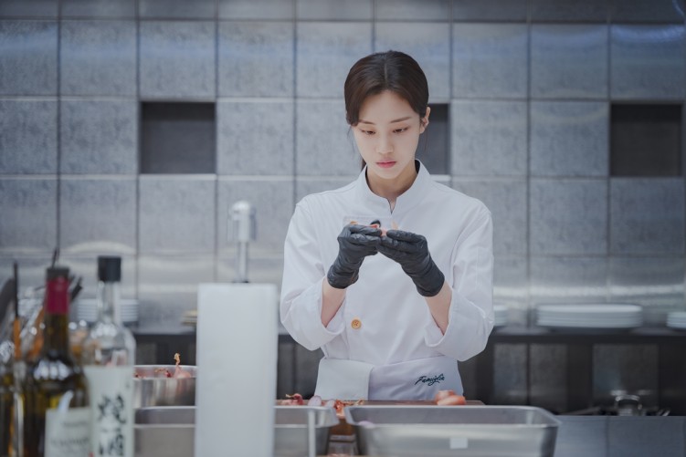 Hong Hwa-yeon in  in Final Table