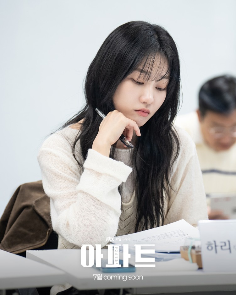 Han Yun-kyung in script reading scene for JTBC's The Apartment Job
