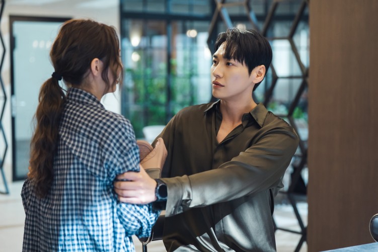 Chae Soo-bin and Kim Young-kwang in Take Charge of My Heart