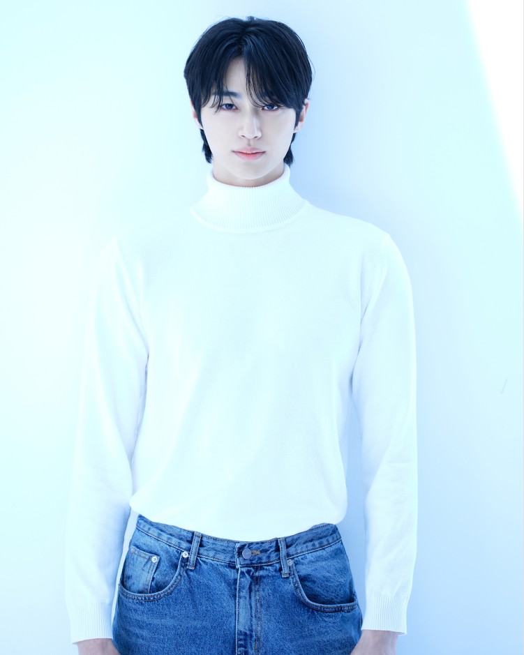 Byeon Woo-seok will star in Netflix's live-action Solo Levelin