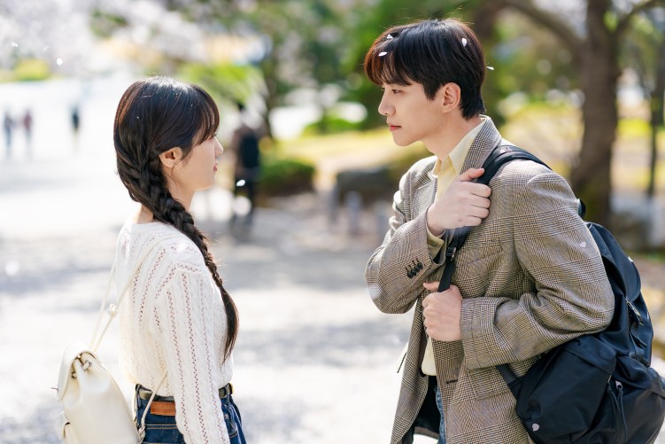 Lee Jun-ho and Kim Hye-jun in Cashero