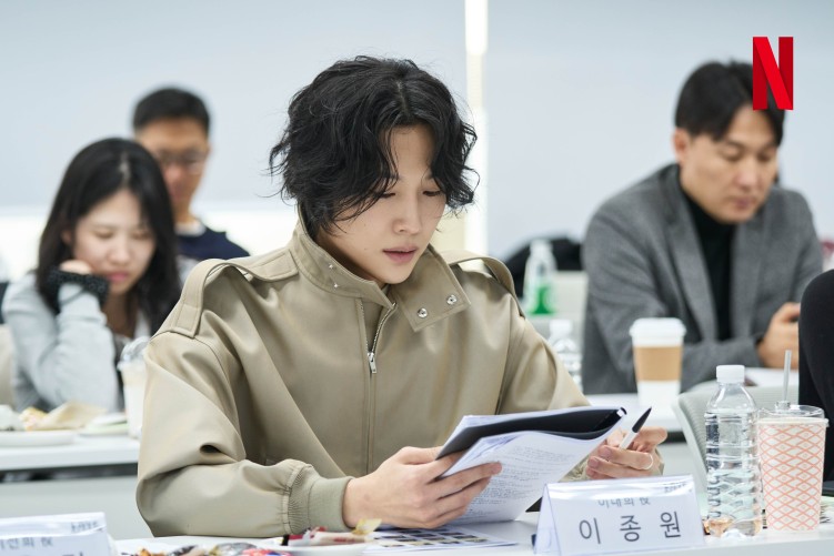 Lee Jong-won in The Facade of Love script-reading
