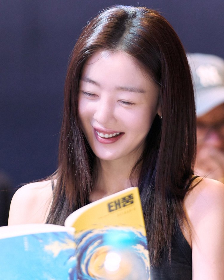 Han Sun-hwa in script reading for Typhoon movie