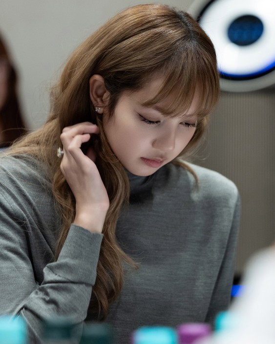 BLACKPink's Lisa in TYGO script reading