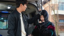 Jung Yong-hwa Waits at Hong Seung-hee's Bedside in Oh! My Guard Premiere Stills