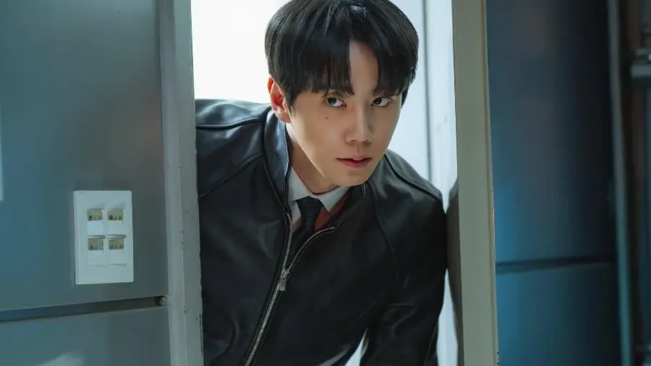 Reborn Rookie New Teaser Reveals Lee Jun-young's Bold Chairman Energy in Chaotic Intern Role