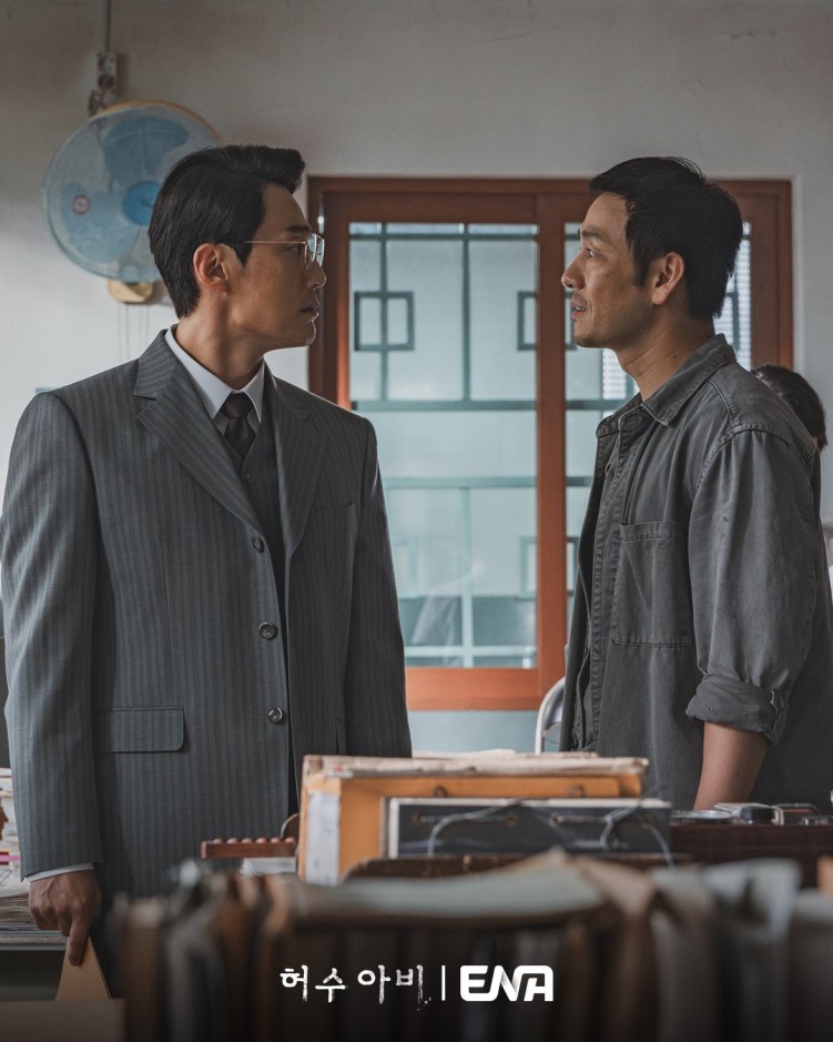 Park Hae-soo and Lee hee-joon in The Scarecrow
