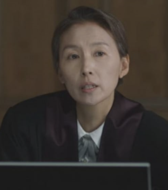 Kang Myung-joo as a judge in Extraordinary Attorney Woo
