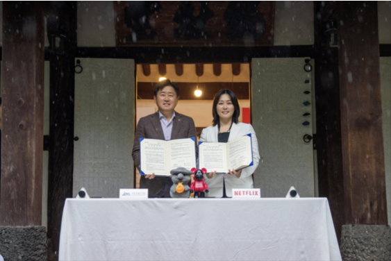 Kim Min-young, Netflix’s Asia content vice president, and Jeju Governor Oh Young-hun were photographed together following the signing of a business agreement between Netflix and the Jeju Special Self-Governing Province on May 16, 2025.