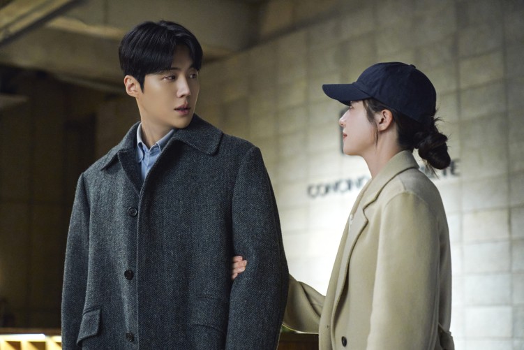 Kim Seon-ho and Go Youn-jung in Can This Love Be Translated?