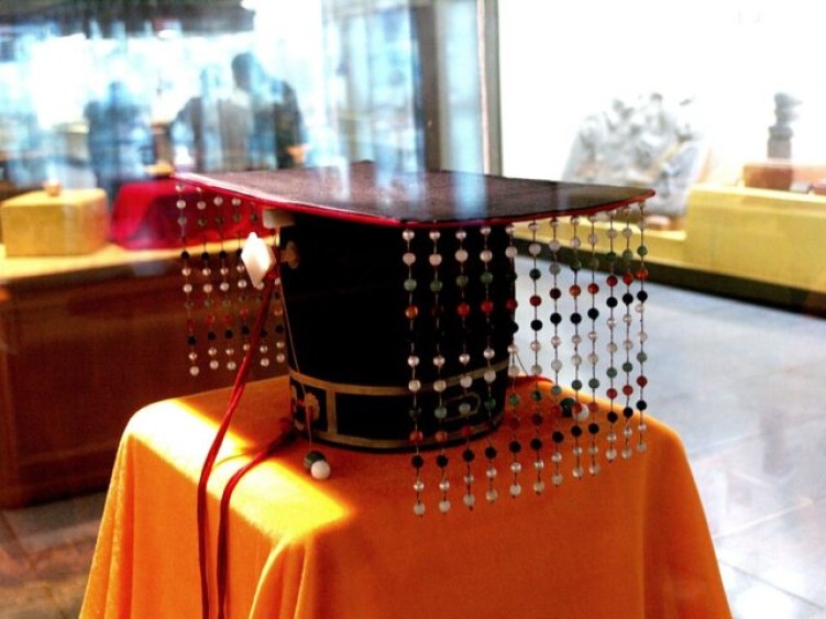 The “Sibyi Myeonryugwan” with twelve beaded strings