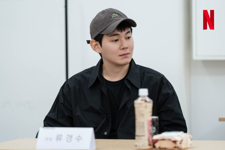 Ryu Kyung-soo in script-reading photo for The Dealer