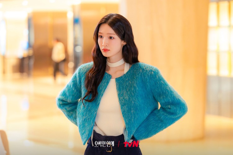 Jo Hye-joo as Cheon Ha-ri in Spooky in Love
